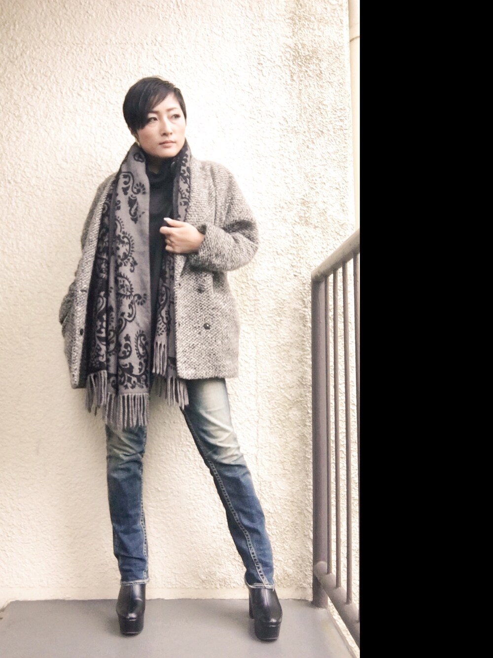 「冬コーデ、オトナカジュアル、デニムパンツ、SLY、rodeo crowns、まると、さんかくと、しかくと。、コクーンシルエット」｜「Rodeo Crownsのアイテム（マフラー、ブラック系）」を使った、manaさん（レディース・161cm）の冬コーディネートの1枚目の写真