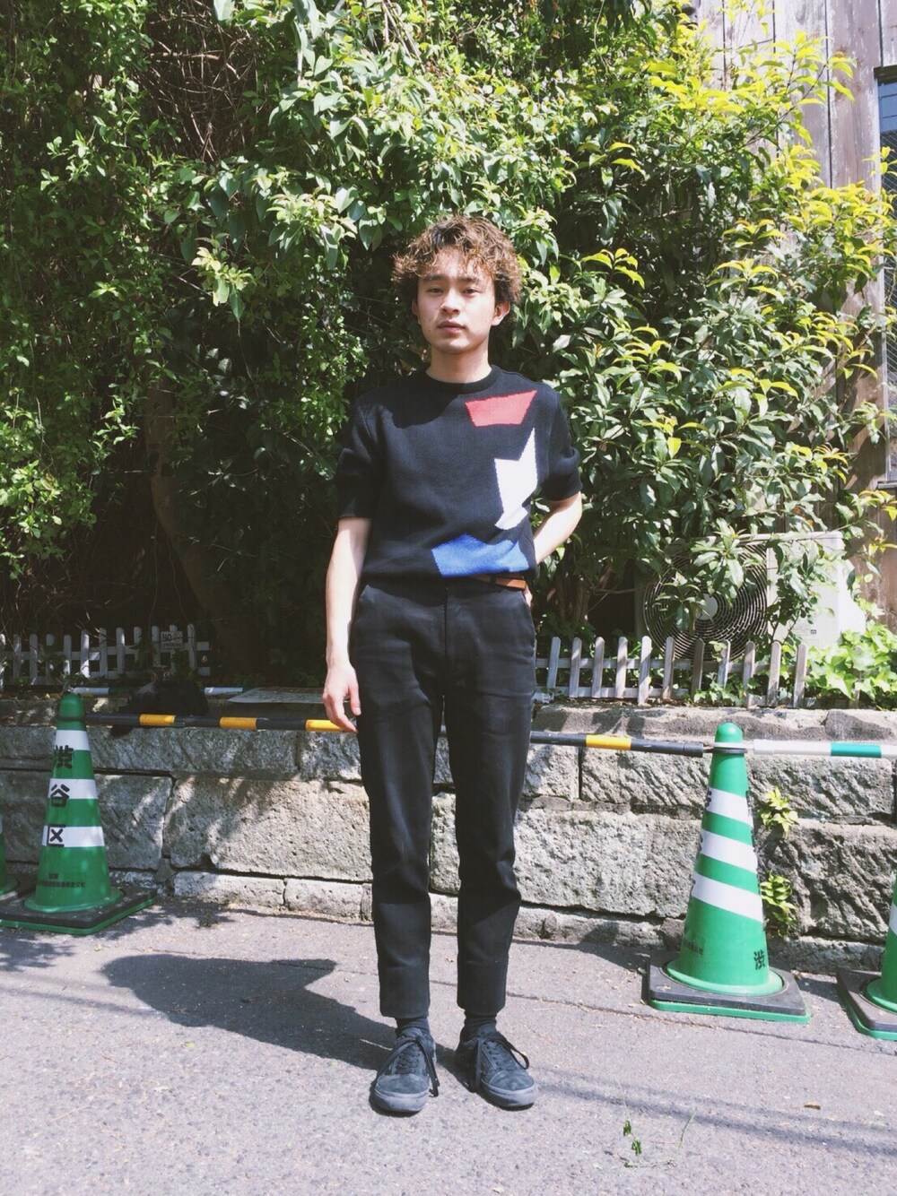 「はるコーデ、シンプル、おしゃれさんと繋がりたい、カジュアルコーデ、ootd、スニーカー、黒スキニー、古着MIX、モノトーン、ブラック」｜「semohのアイテム（ニット/セーター、ブラック系）」を使った、岩泉 元治さん（メンズ・171cm）の春コーディネートの1枚目の写真