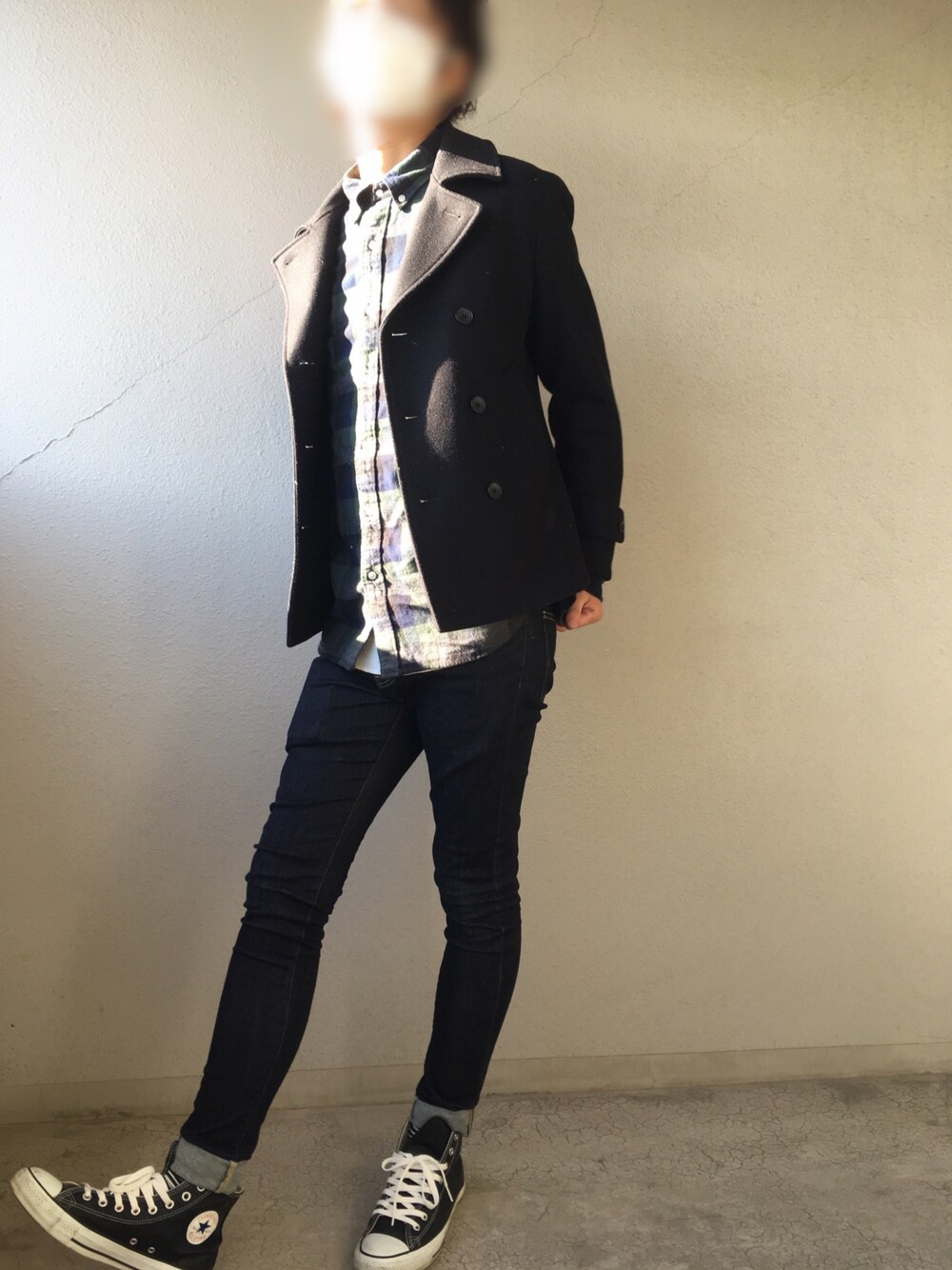 ブラック系のピーコート、ブルー系のシャツ/ブラウス、ホワイト系のTシャツ/カットソーを着用したメンズの冬コーディネートの1枚目の写真