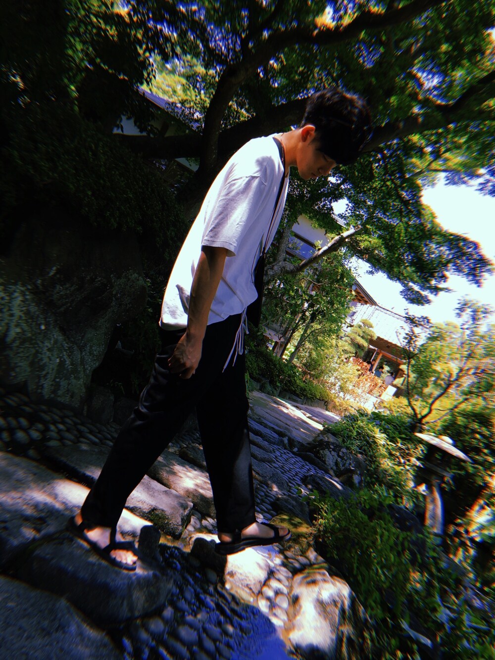 「夏、Tシャツ、お洒落さんとつながりたい、プチプラ、ビックT、キレイめ、カジュアル、モノトーン、大学生、ホワイト」｜「UNIQLOのクルーネックT（半袖）（Tシャツ/カットソー、ホワイト系）」を使った、k.a.zさん（メンズ・179cm）の夏コーディネートの1枚目の写真