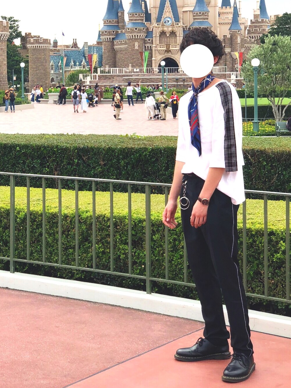 「今日のコーデ、シンプル、シンプルコーデ、カジュアルコーデ、オトナカジュアル、きれいめカジュアル、大学生、スカーフ、おしゃれさんと繋がりたい、いいね、save、フォローお願いします🤑」｜「EMMA CLOTHESのチェック柄ショルダーライン5分袖カットソー【ファッションインフルエンサーとっしー×EMMA CLOTHES 限定コラボ】（Tシャツ/カットソー、ホワイト系）」を使った、k.a.zさん（メンズ・179cm）の夏コーディネートの1枚目の写真