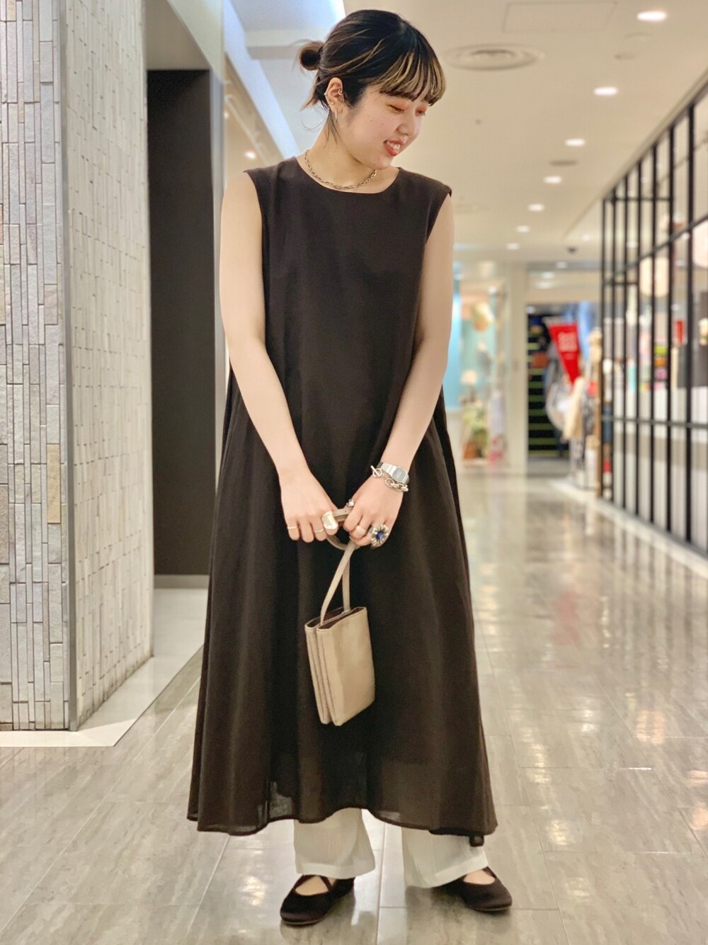 「ノースリーブ、低身長コーデ、ワンピース、ラフ、センスオブプレイス、SENSE OF PLACE、リネン、プリーツパンツ」｜「SENSE OF PLACE by URBAN RESEARCHのリネンレーヨン ボリュームワンピース（ワンピース、ブラウン系）」を使った、おにしさん（レディース・148cm）の夏コーディネートの1枚目の写真