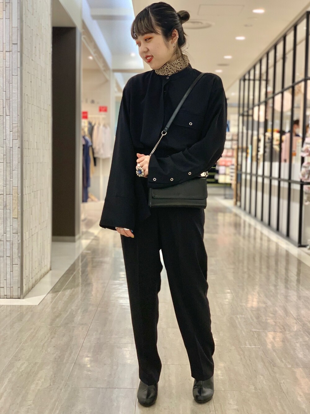 「オトナ女子、低身長コーデ、ワントーンコーデ、黒、秋のコーデ、テーパードパンツ、シャツ、バンドカラーシャツ、センスオブプレイス、SENSEOFPLACE」｜「SENSE OF PLACE by URBAN RESEARCHのワイドスリーブバンドカラーシャツ（シャツ/ブラウス、ブラック系）」を使った、おにしさん（レディース・148cm）の夏コーディネートの1枚目の写真