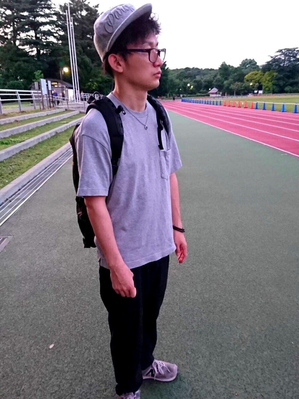 「UNIQLOのアイテム（Tシャツ/カットソー、グレー系）」を使った、kesoさん（メンズ・170cm）の春コーディネートの1枚目の写真