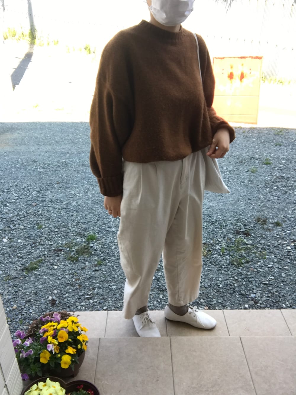 「無印良品のアイテム（パンツ、ホワイト系）」を使った、shioriさん（レディース・160cm）の春コーディネートの1枚目の写真