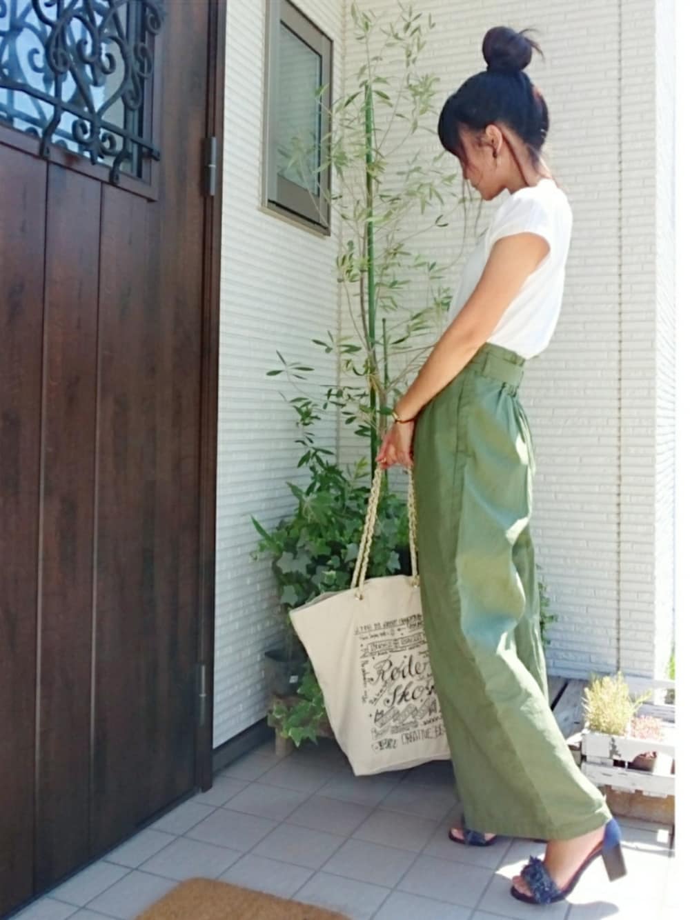 「夏、オトナカジュアル、シンプル、デニム、サンダル、ワイドパンツ、オトナ女子、白Tシャツ、ハイウエスト、LEPSIM」｜「LEPSIMのフリンジヒールサンダル　749387（サンダル、ブルー系）」を使った、𝕪𝕦𝕚さん（レディース・155cm）の夏コーディネートの1枚目の写真