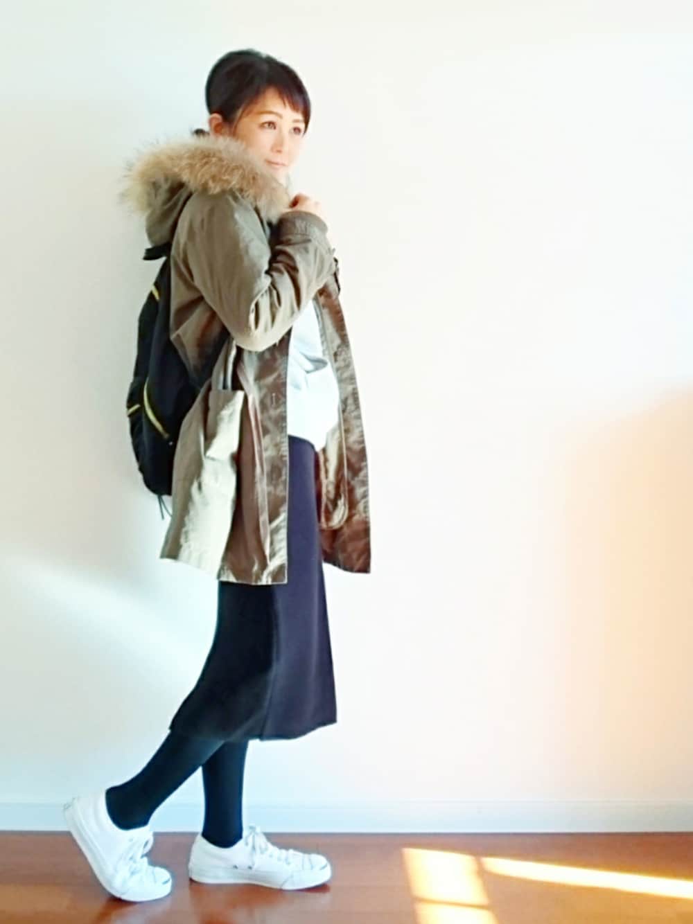 「UNIQLO、シンプル、オトナカジュアル、冬コーデ、パーカー、スニーカー、モッズコート、タイトスカート、LIPSTAR、LEPSIM」｜「CONVERSEのCONVERSE LEA JACKPURCELL◆（スニーカー、ホワイト系）」を使った、𝕪𝕦𝕚さん（レディース・155cm）の秋コーディネートの1枚目の写真