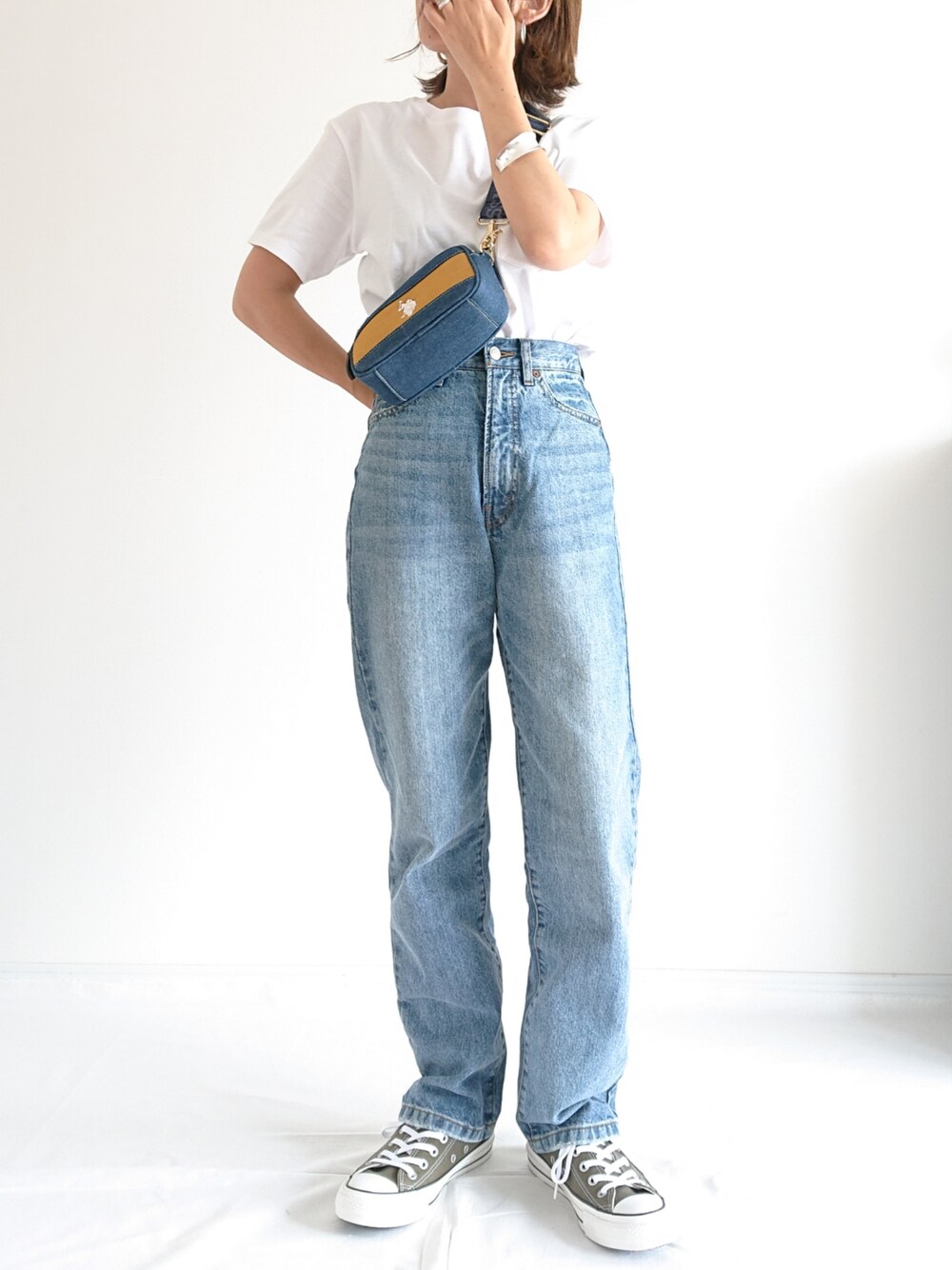 「夏だ！Tシャツ着よう！、パンツスタイル、白Tシャツ、デニムパンツ、シンプルコーデ、ポケットＴシャツ、ZOZOTシャツ、USポロ、Goldy、スニーカーコーデ」｜「FREAK'S STOREの●CONVERSE/コンバース　ALL STAR 100 COLORS OX/オールスター 100 カラーズ オックス ローカットスニーカー（スニーカー、グリーン系）」を使った、𝕪𝕦𝕚さん（レディース・155cm）の夏コーディネートの1枚目の写真