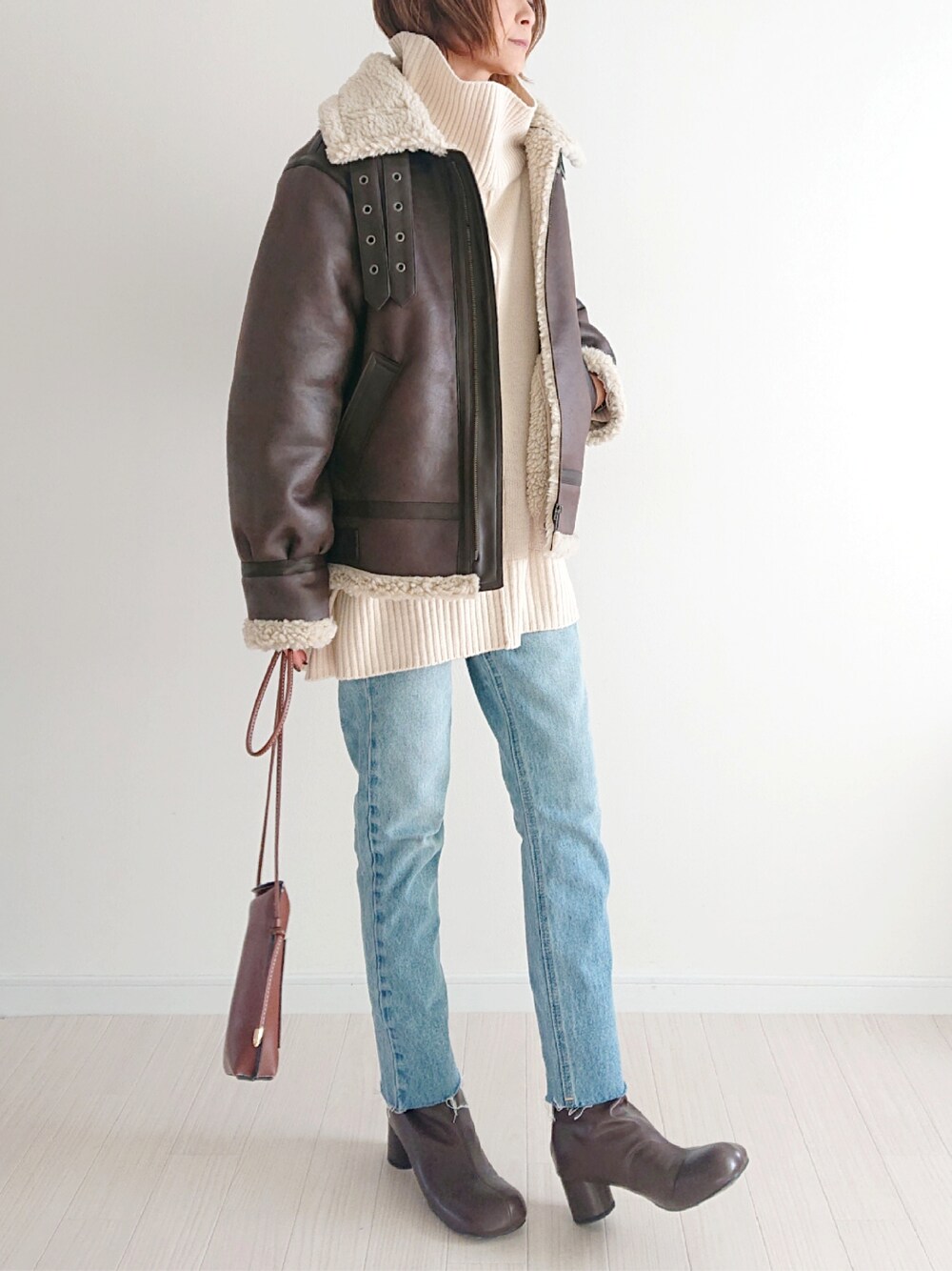 「Ungrid、冬コーデ、ショートブーツ、ブルゾン、ボアジャケット、birthdayroom、大人コーデ、ボアコート、レザージャケット、ブラウン」｜「MAMACASARの【MAMA CASAR(ママカサル)：tongs】UNISEX MEDIUM BRACELET-WHITE/ユニセックスミディアムブレスレット/ホワイト（ブレスレット、シルバー系）」を使った、𝕪𝕦𝕚さん（レディース・155cm）の秋コーディネートの1枚目の写真