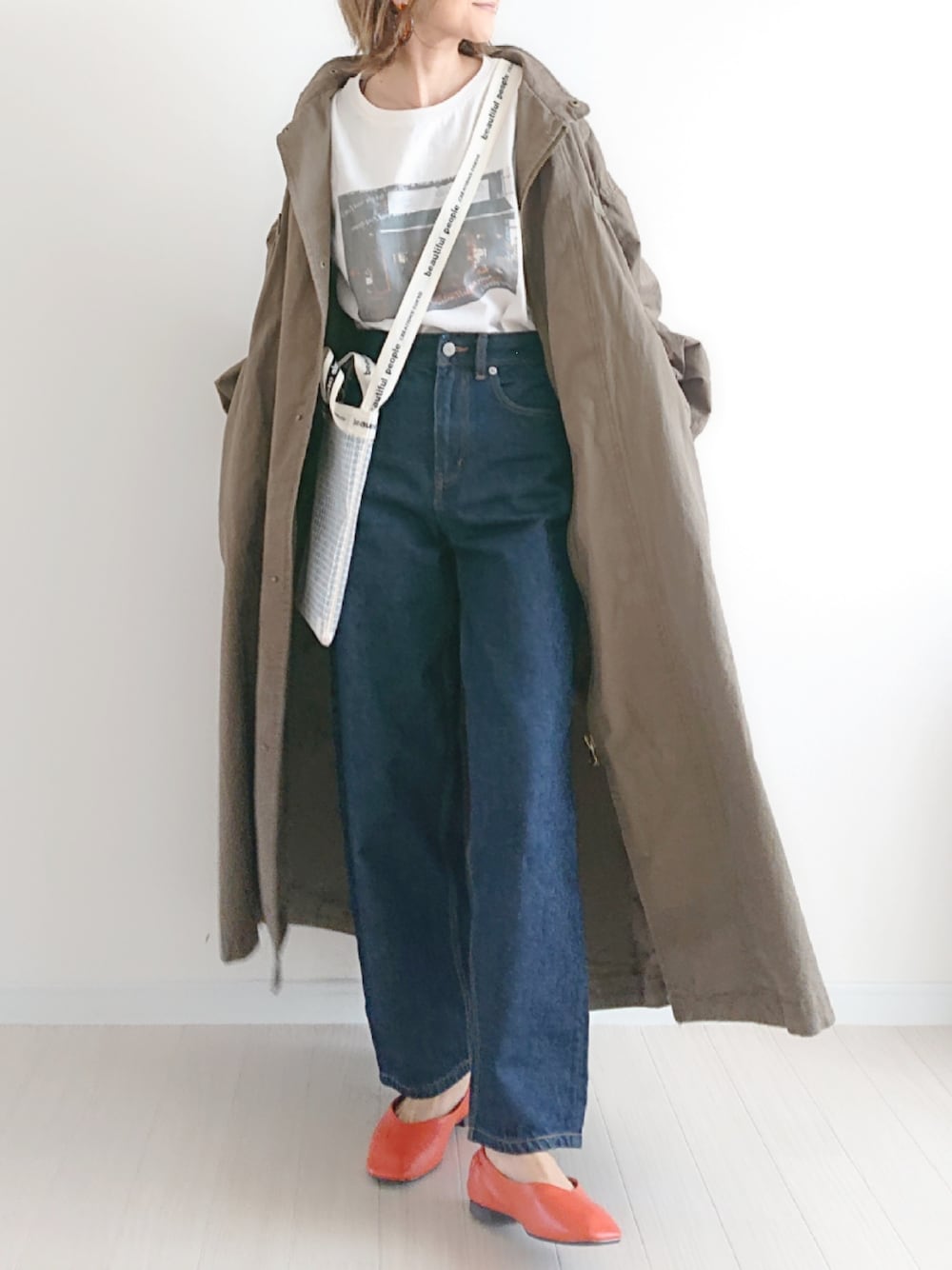 「春コーデ、プチプラ、ハイウエスト、春コート、ショルダーバッグ、デニムパンツ、オレンジ、ロンT、birthdayroom、大人カジュアル」｜「Ungridのエコレザーフラットシューズ（バレエシューズ、オレンジ系）」を使った、𝕪𝕦𝕚さん（レディース・155cm）の春コーディネートの1枚目の写真