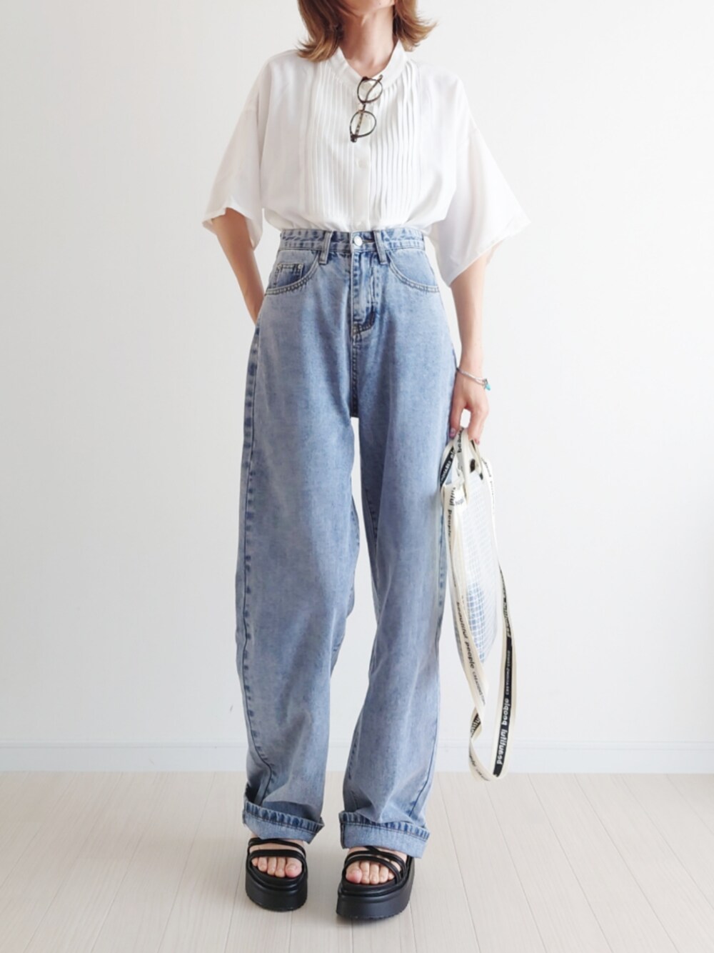 「シンプル、大人コーデ、デニムパンツ、バンドカラーシャツ、ノーカラーシャツ、プチプラ、厚底サンダル、byあしながおじさん、SPINNS、birthdayroom」｜「Lullの【Lull / ルル】プリーツバンドカラーシャツ（シャツ/ブラウス、ホワイト系）」を使った、𝕪𝕦𝕚さん（レディース・155cm）の春コーディネートの1枚目の写真