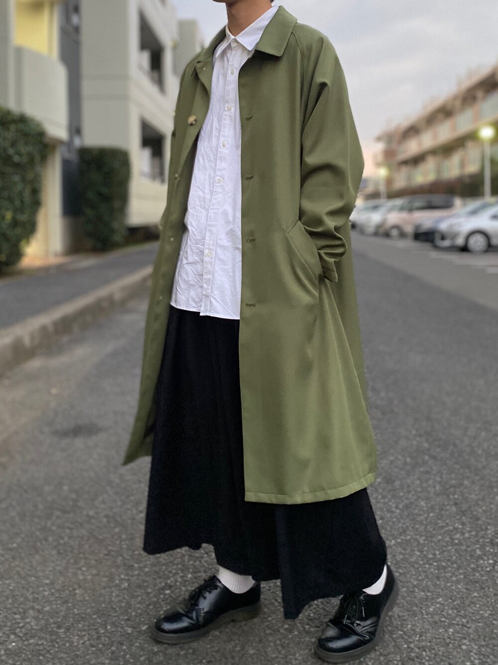 「kutir、やっぱりストリートが好き、秋のコーデ、シンプル、ビッグシルエット、キレイめ、フォローミー、プチプラ、きれいめカジュアル、マーチン」｜「kutirのオーバーステンカラーコート（ステンカラーコート、グリーン系）」を使った、ましろ@放射線技師さん（メンズ・175cm）の秋コーディネートの1枚目の写真