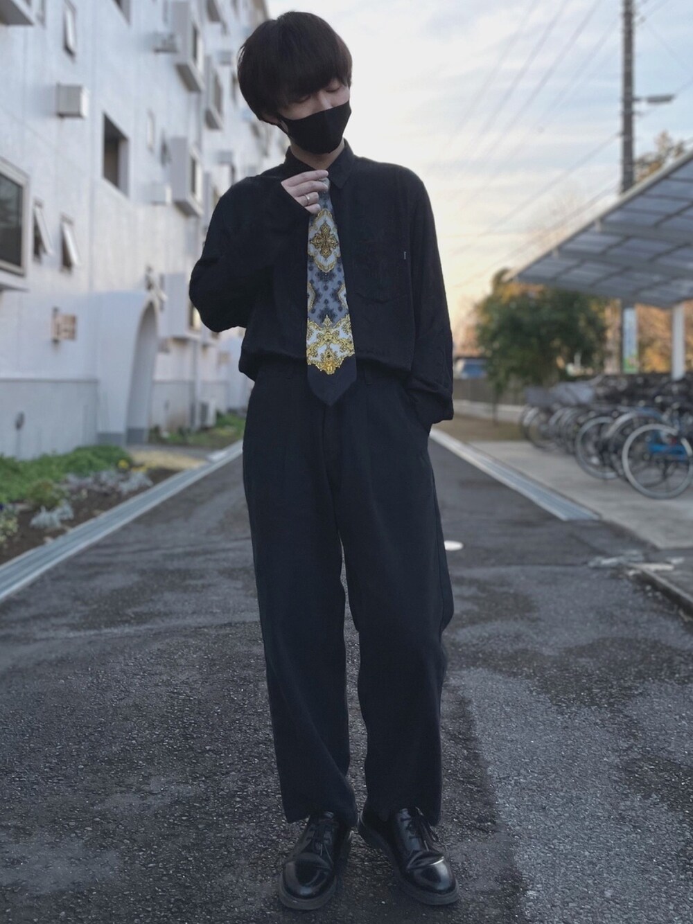 「私の推しブランド、ネクタイ、タックイン、おしゃれさんと繋がりたい、今日のコーデ、黒、シュプリーム、ブラックコーデ、モノトーン、ワイドパンツ」｜「VERSACEのアイテム（ネクタイ、イエロー系）」を使った、ましろ@放射線技師さん（メンズ・175cm）の冬コーディネートの1枚目の写真