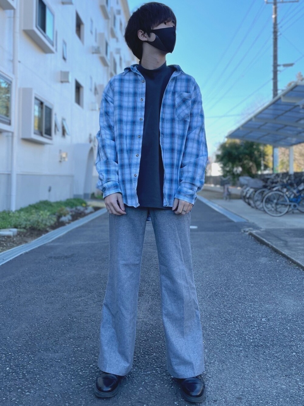 「今日のコーデ、大人カジュアル、フレアパンツ、おしゃれさんと繋がりたい、プチプラ、ユニクロ、チェック、ドクターマーチン、春、古着MIX」｜「古着のアイテム（シャツ/ブラウス、ブルー系）」を使った、ましろ@放射線技師さん（メンズ・175cm）の冬コーディネートの1枚目の写真