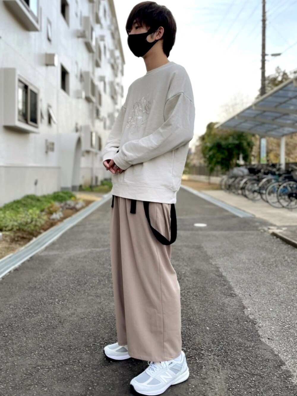 「お洒落さんとつながりたい、今日のコーデ、ワントーンコーデ、カジュアル、グレー、スニーカー、ベージュ、ニューバランス、ワイドパンツ、春コーデ」｜「HAREのアイテム（スウェット、ホワイト系）」を使った、ましろ@放射線技師さん（メンズ・175cm）の冬コーディネートの1枚目の写真