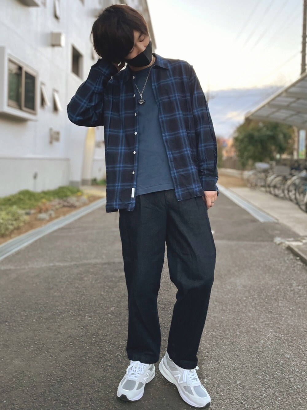 「今日のコーデ、シンプルコーデ、カジュアル、スニーカー、ニューバランス、青、ストリート、春コーデ、ダメージ、オトナカジュアル」｜「VICTIMのDAMEGE CHECK SHIRTS（シャツ/ブラウス、ブルー系）」を使った、ましろ@放射線技師さん（メンズ・175cm）の冬コーディネートの1枚目の写真