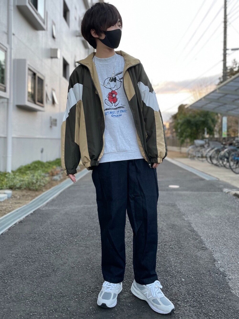 「大人コーデ、古着、キャラクター、スニーカーコーデ、GU、プチプラ、今日のコーデ、おしゃれさんと繋がりたい、春コーデ、ゆるコーデ」｜「G.O.Cのビッグシルエット ライン切替 ナイロンジャケット ブルゾン（ナイロンジャケット、グリーン系）」を使った、ましろ@放射線技師さん（メンズ・175cm）の春コーディネートの1枚目の写真