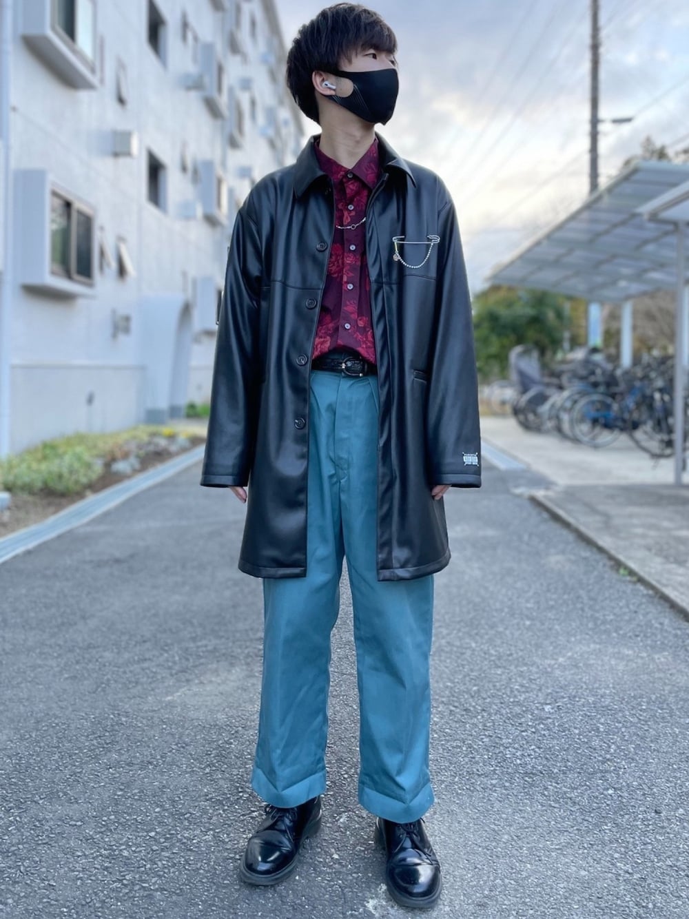 「春アウター、春コーデ、お洒落さんとつながりたい、今日のコーデ、大人カジュアル、レザージャケット、モード、オーバーサイズ、ドクターマーチン、くすみカラー」｜「Jiedaの2021春夏　FAKE LEATHER COAT（ステンカラーコート、ブラック系）」を使った、ましろ@放射線技師さん（メンズ・175cm）の春コーディネートの1枚目の写真