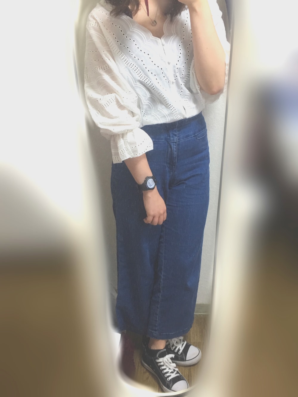 ホワイト系のシャツ/ブラウス、ブルー系のデニムパンツ、ブラック系のスニーカーを着用したレディースの夏コーディネートの1枚目の写真