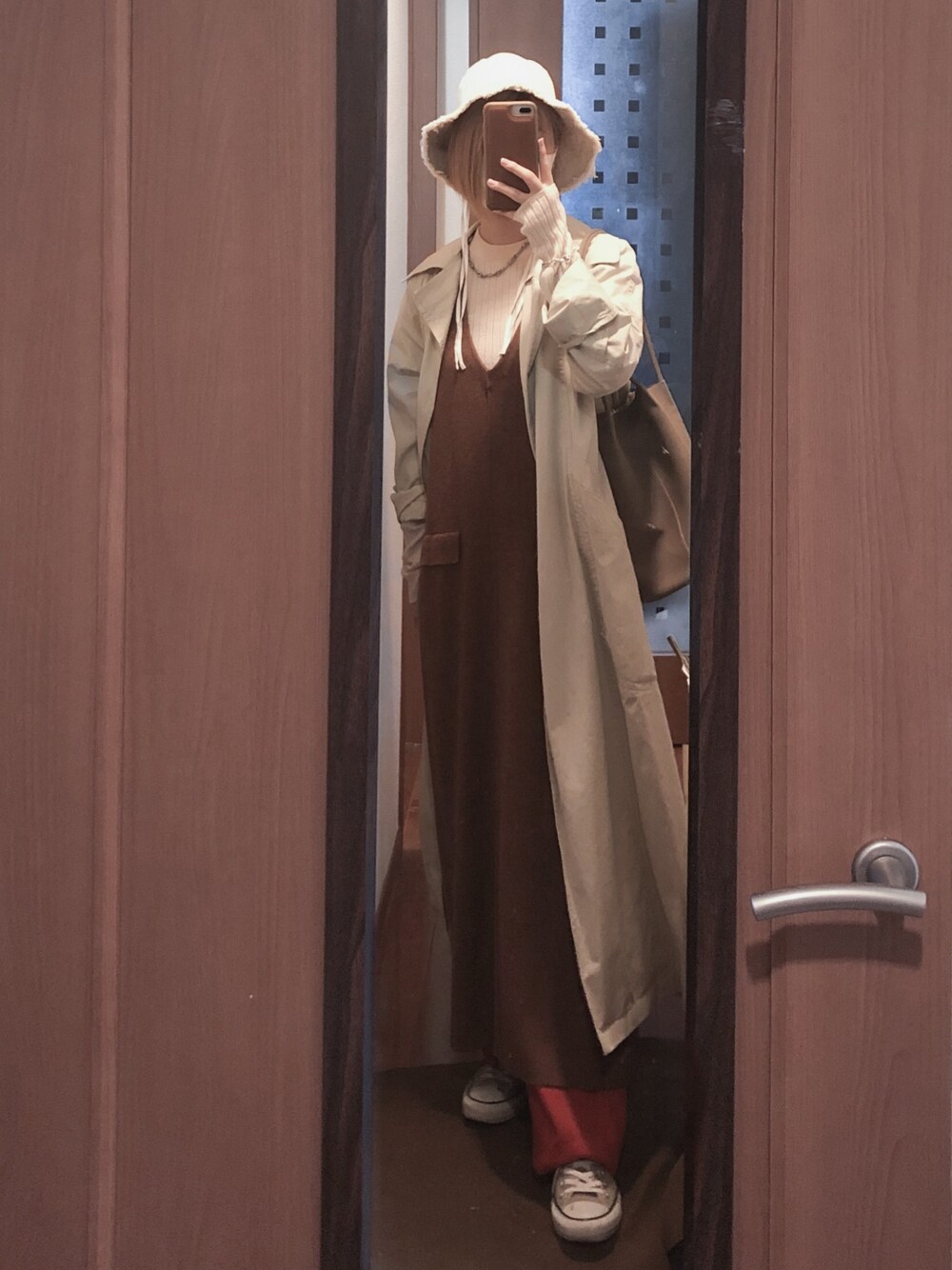 「春アウター、赤」｜「TODAYFULのTODAYFUL(トゥデイフル) "Tuck Over Trenchcoat"タックオーバートレンチコート/12010002（トレンチコート、ホワイト系）」を使った、uさん（レディース・157cm）の春コーディネートの1枚目の写真