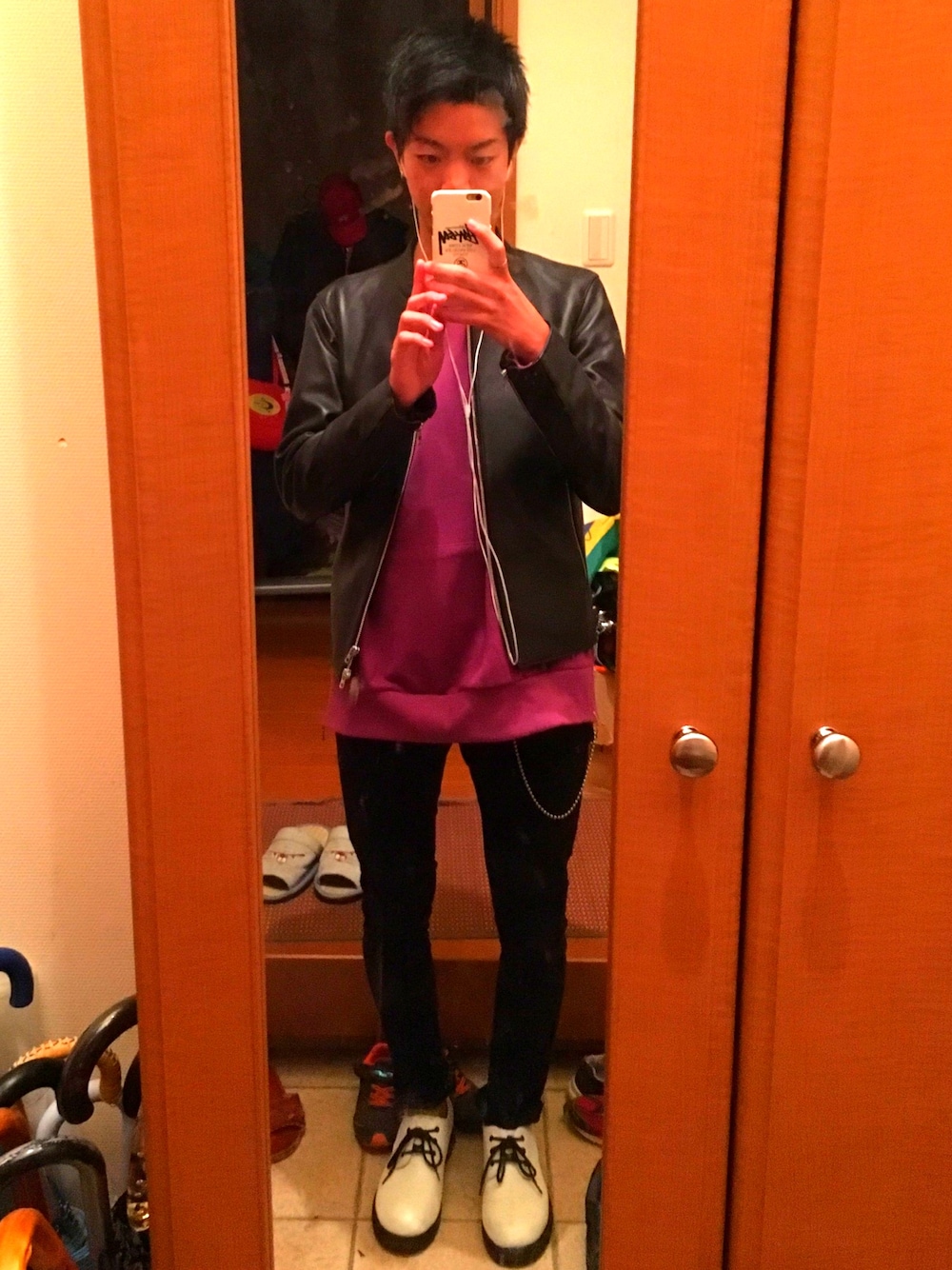 パープル系のスウェット、ホワイト系のその他シューズ、シルバー系のネックレスを着用したメンズの秋コーディネートの1枚目の写真