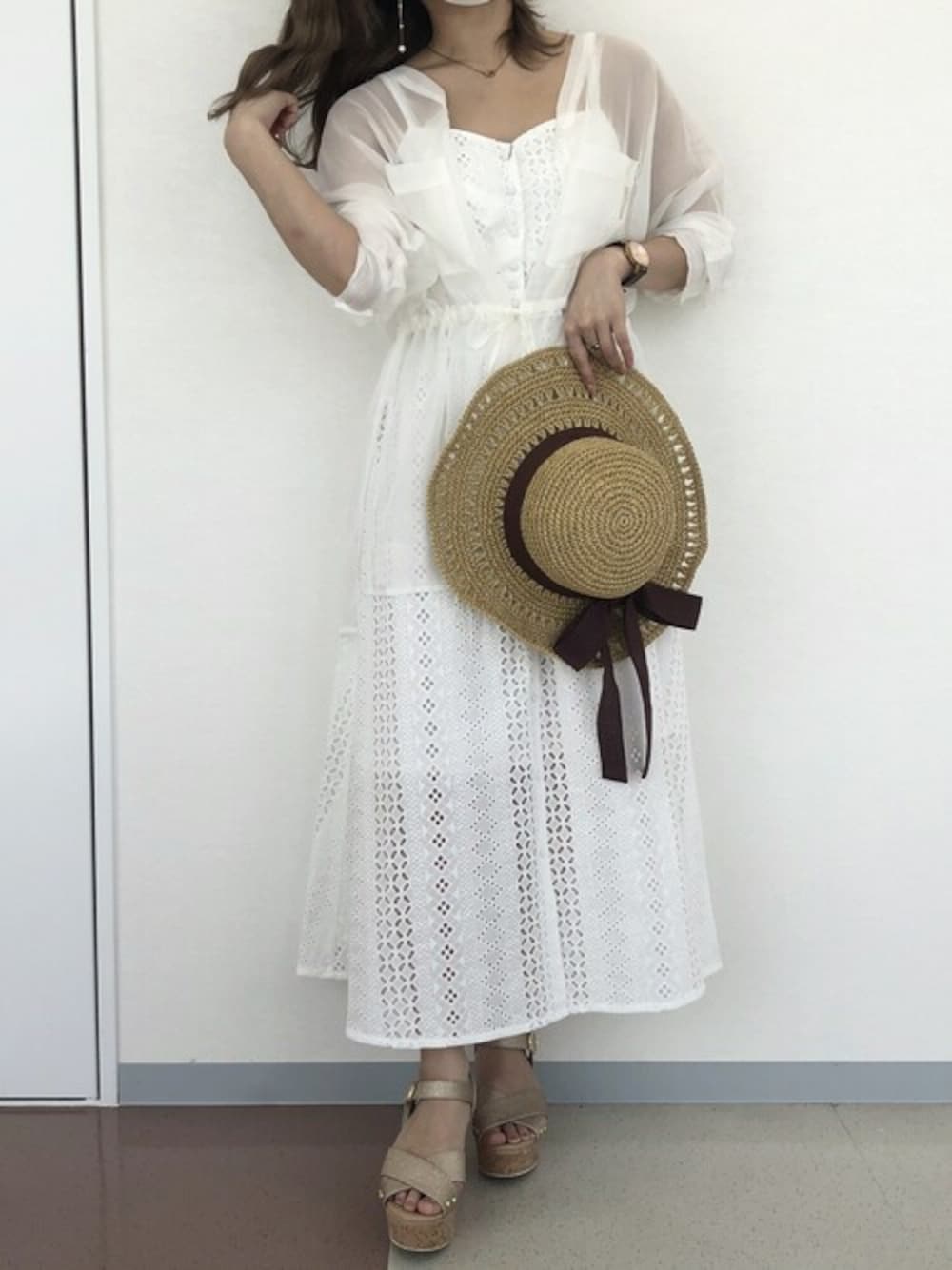 ホワイト系のシャツ/ブラウス、ホワイト系のワンピース、ゴールド系のサンダルを着用したレディースの夏コーディネートの1枚目の写真