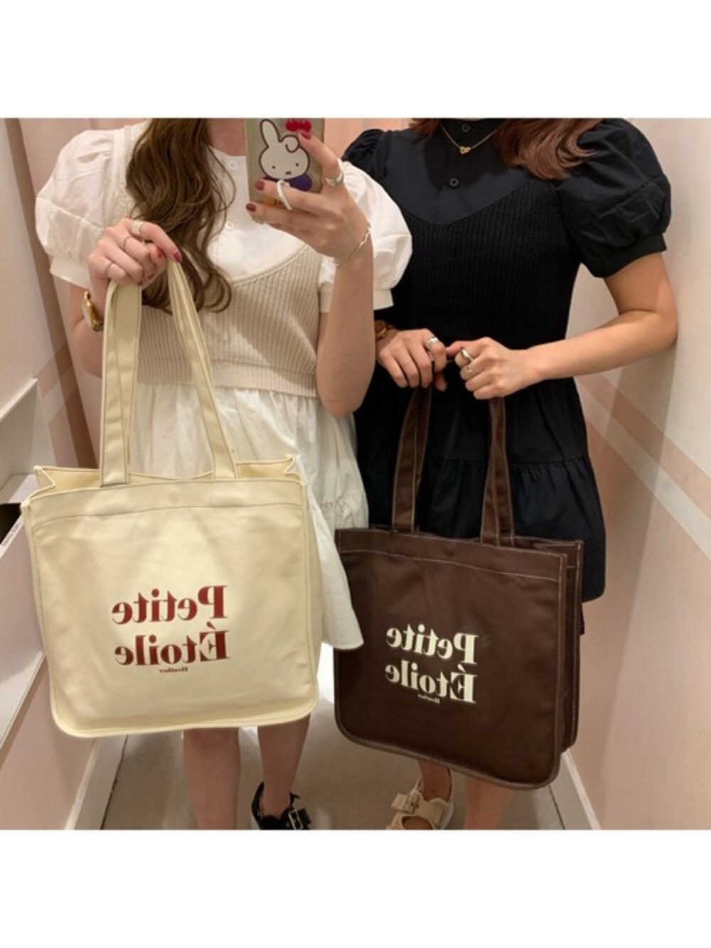 ホワイト系のシャツ/ブラウス、ブラック系のシャツ/ブラウス、ホワイト系のトートバッグを着用したレディースの夏コーディネートの1枚目の写真