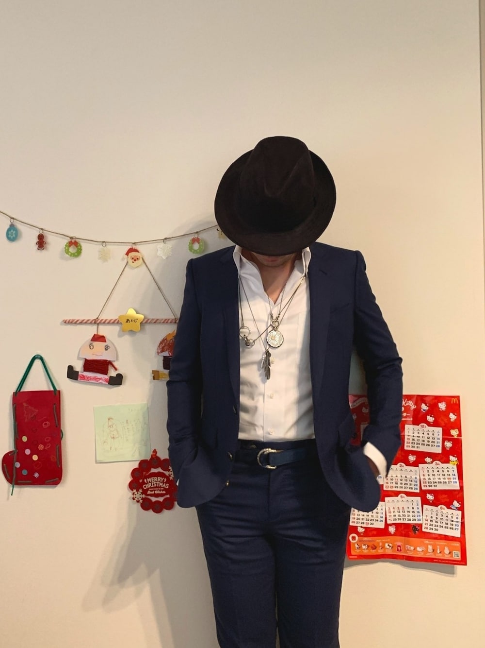 シルバー系のネックレス、シルバー系のネックレス、シルバー系のネックレスを着用したメンズの冬コーディネートの1枚目の写真