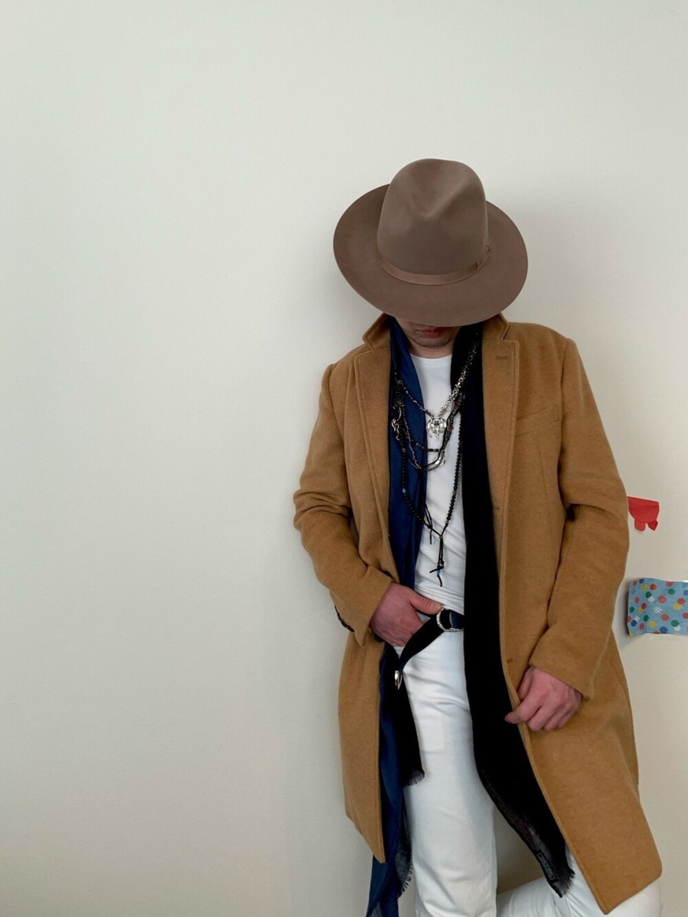 ベージュ系のジャケット/アウター、ホワイト系のデニムパンツ、ベージュ系のハットを着用したメンズの冬コーディネートの1枚目の写真