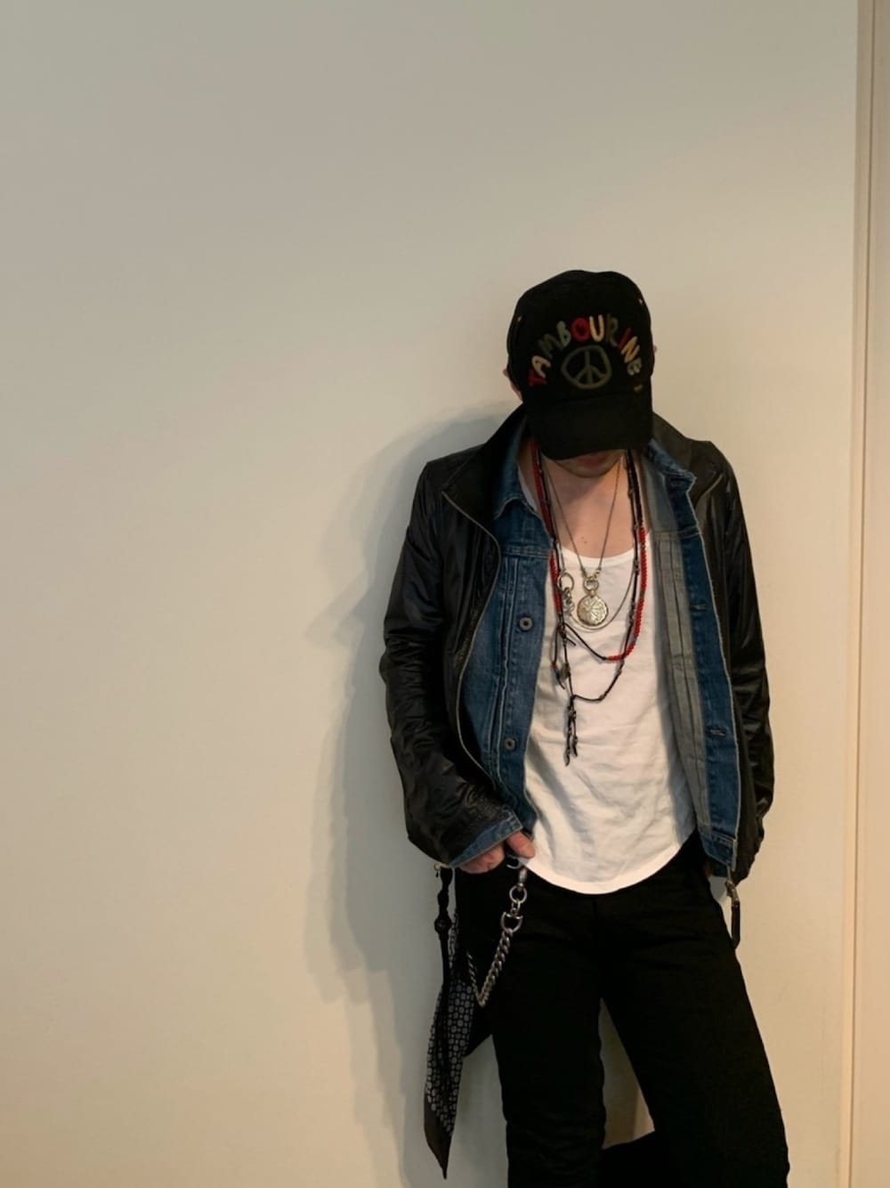 「おうちファッション、部屋撮り、30代、30代コーデ、デニムジャケット、ネックレス重ね付け、もてコーデ、モテ服」｜「REMI RELIEFのアイテム（デニムジャケット、ブルー系）」を使った、つてのろたさん（メンズ・167cm）の春コーディネートの1枚目の写真