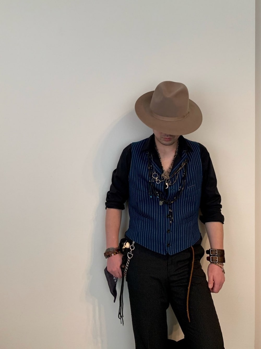 「おうちファッション、ネックレス重ね付け、ジョニーデップ、恐れ多いですが、30代、wearista、になる予定」｜「RACALのアイテム（ハット、ベージュ系）」を使った、つてのろたさん（メンズ・167cm）の春コーディネートの1枚目の写真