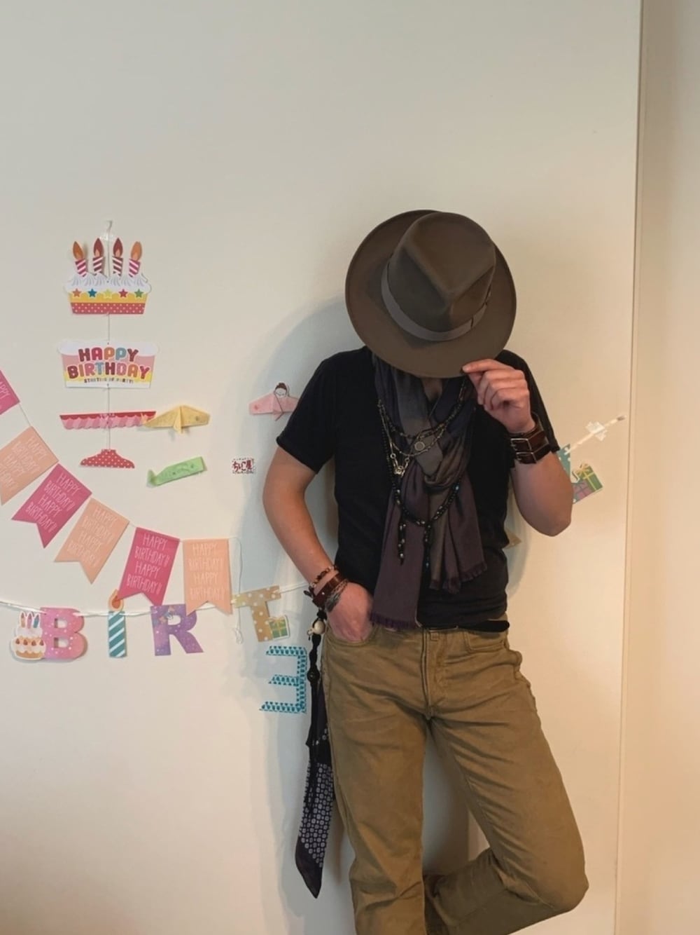 「春夏コーデ、30代、30代コーデ、ストール、M.Cohen、silver dollar craft、ネックレス重ね付け」｜「Borsalinoのアイテム（ハット、グレー系）」を使った、つてのろたさん（メンズ・167cm）の春コーディネートの1枚目の写真