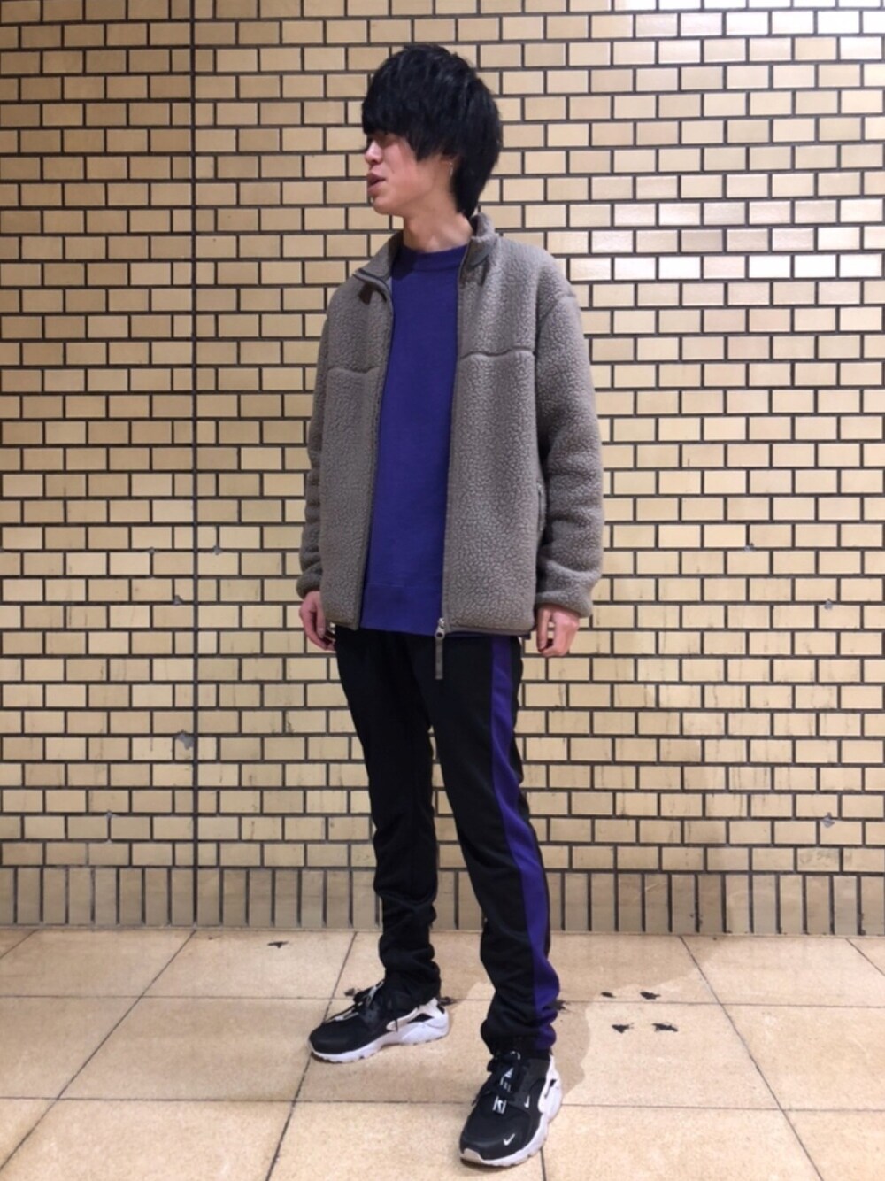 「冬アウター着回しチャレンジ、お洒落さんとつながりたい、URBAN RESEARCH、ボアジャケット、紫、EPTM.、エアハラチ」｜「URBAN RESEARCHのPOLARTECスタンドブルゾン（ブルゾン、グレー系）」を使った、やまーさんさん（メンズ・177cm）の冬コーディネートの1枚目の写真