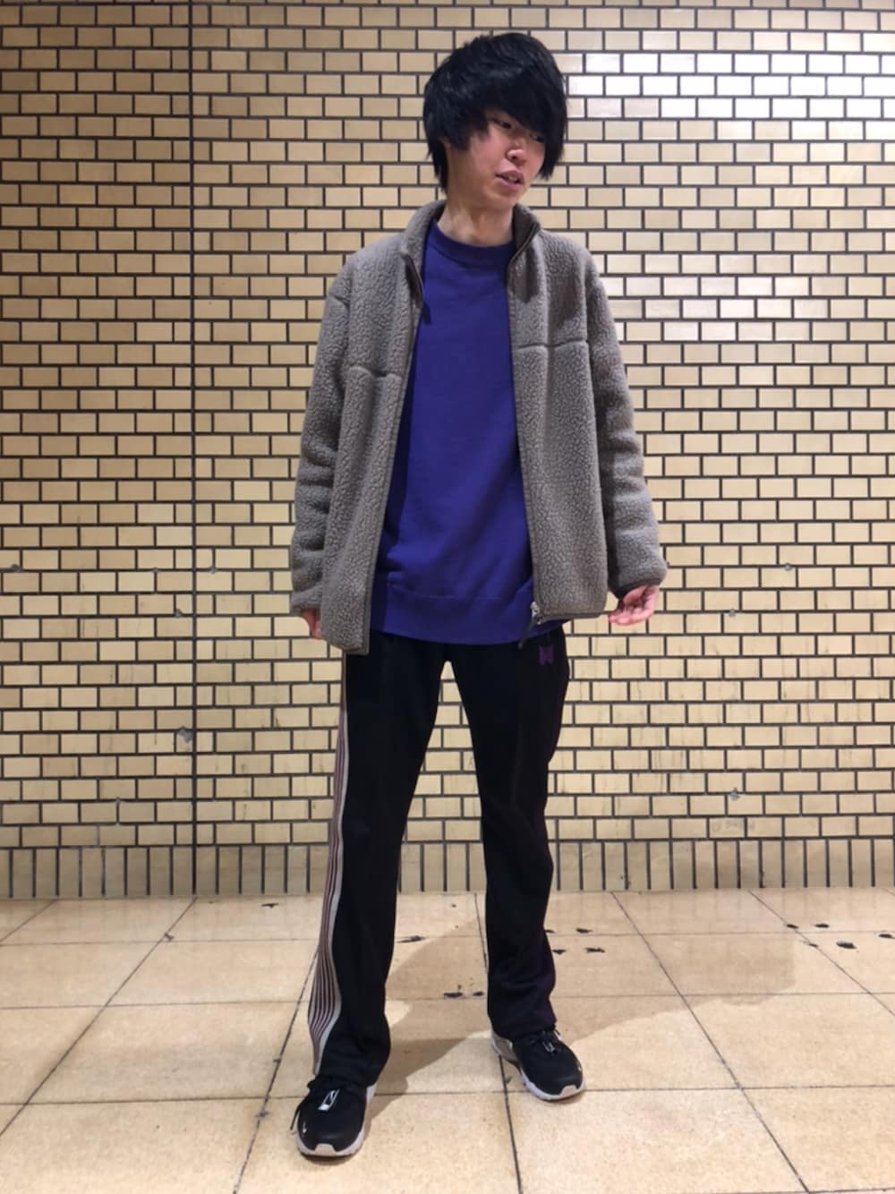 「NEEDLES、ボアジャケット、トラックパンツ、エアハラチ、URBAN RESEARCH、紫、ストリート」｜「URBAN RESEARCHのPOLARTECスタンドブルゾン（ブルゾン、グレー系）」を使った、やまーさんさん（メンズ・177cm）の冬コーディネートの1枚目の写真