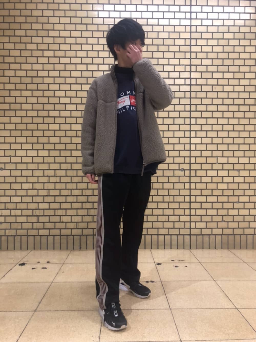 「TOMMY HILFIGER、ボアジャケット、NEEDLES、FREAK’Ｓ STORE、別注アイテム、エアハラチ、古着スウェット」｜「URBAN RESEARCHのPOLARTECスタンドブルゾン（ブルゾン、グレー系）」を使った、やまーさんさん（メンズ・177cm）の冬コーディネートの1枚目の写真