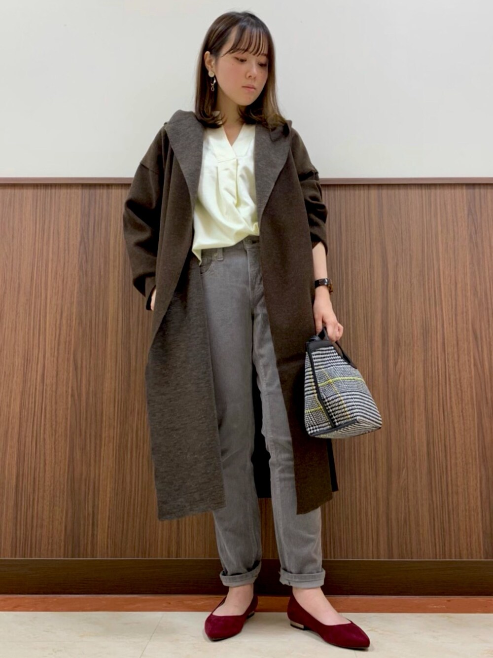 「秋コーデ、オトナ女子、オトナカジュアル、ロングコート、ブラウン、きれいめカジュアル、アウター、コーデュロイパンツ、ライトオン、Right-on」｜「HONEYSUCKLE ROSEの【HONEYSUCKLE ROSE】ゆったりガウンコート（その他アウター、ブラウン系）」を使った、aiさん（レディース・162cm）の秋コーディネートの1枚目の写真