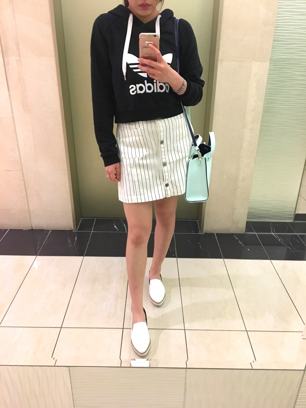 「sporty mix」｜「adidas Originalsのアイテム（パーカー、ブラック系）」を使った、Rubyfongさん（レディース・162cm）の春コーディネートの1枚目の写真