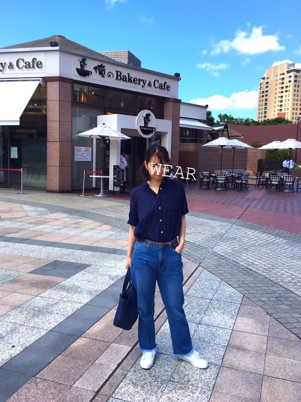 「大人カジュアル、スニーカー、ホワイトスニーカー、ワイドデニム、デニムコーデ」｜「coenのレザーベルト（ベルト、ブラウン系）」を使った、Yumiさん（レディース・160cm）の夏コーディネートの1枚目の写真