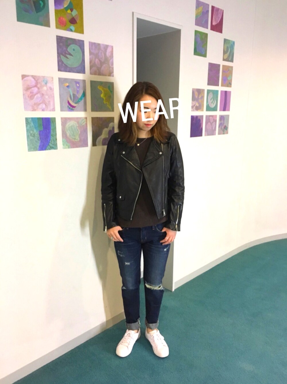 「ライダース、白スニーカー、スニカーコーデ、デニム、ジーパン、ダメージデニムパンツ」｜「niko and...のコットンカシミアリブプルオーバー【niko and ...】（ニット/セーター、ブラウン系）」を使った、Yumiさん（レディース・160cm）の秋コーディネートの1枚目の写真