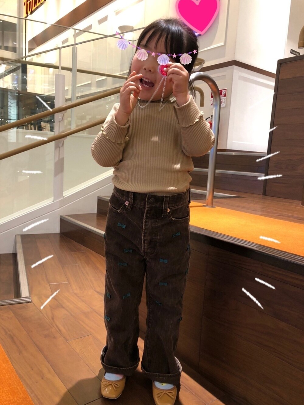 「キッズコーデ、おんなのこ、4歳、4歳女の子」｜「GLOBAL WORKの【キッズ】ハイネックリブメローＴ長袖/848790（Tシャツ/カットソー、ベージュ系）」を使った、*しーママ*さん（キッズ・100cm）の冬コーディネートの1枚目の写真