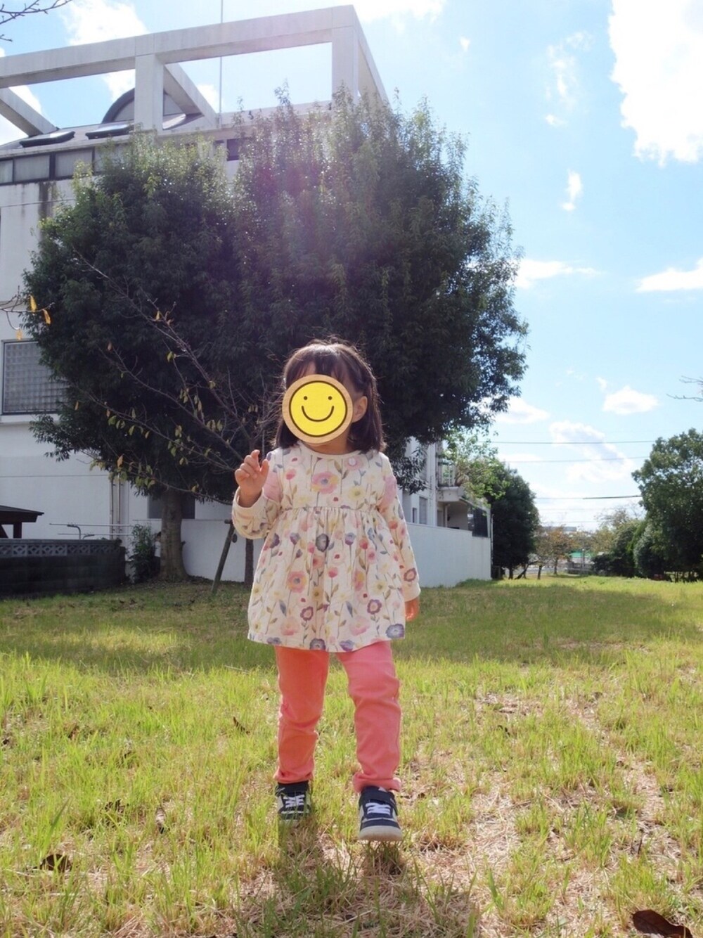 「キッズコーデ、カジュアル、おんなのこ、公園コーデ、ラポシェビスキュイ、4歳、4歳女の子」｜「la poche biscuitの天竺水彩ポピー 花柄チュニック（チュニック、ピンク系）」を使った、*しーママ*さん（キッズ・100cm）の秋コーディネートの1枚目の写真