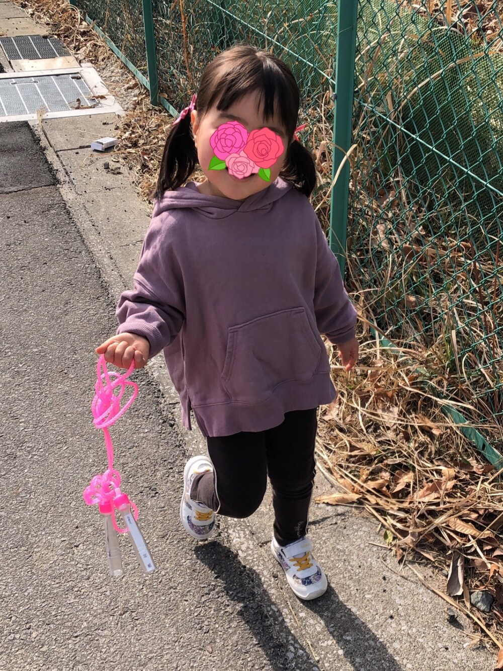「4歳、4歳女の子、おんなのこコーデ、キッズコーデ、キッズファッション、キッズ、散歩、パーカーコーデ、お散歩コーデ」｜「devirockのワイドシルエットスウェットスリットプルパーカー（パーカー、パープル系）」を使った、*しーママ*さん（キッズ・100cm）の冬コーディネートの1枚目の写真