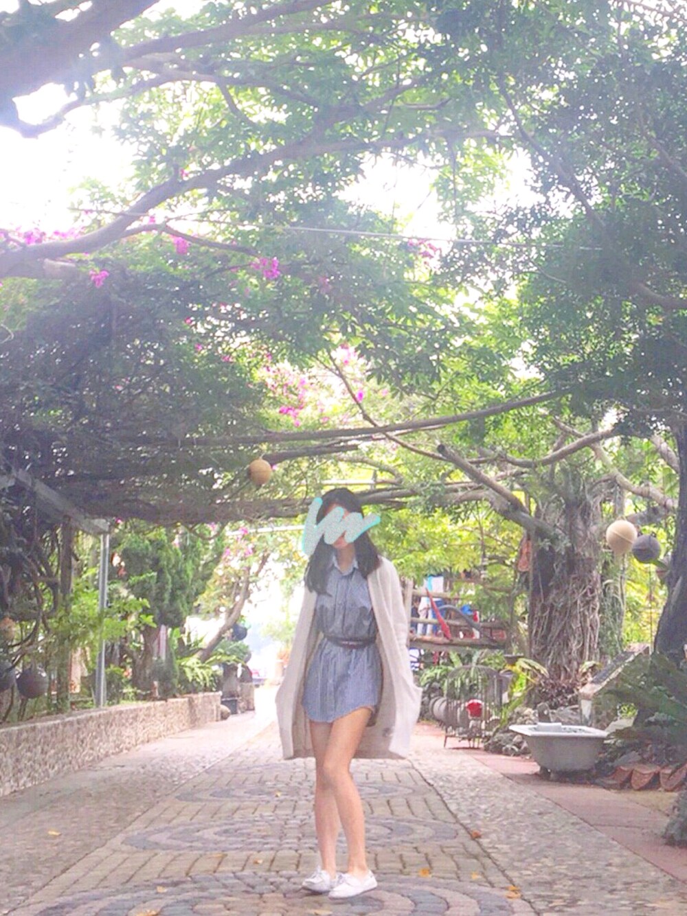 ホワイト系のシューズを着用したレディースの秋コーディネートの1枚目の写真