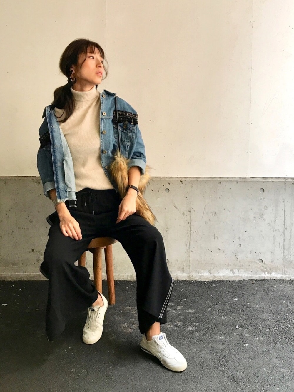 「オトナカジュアル、パンツスタイル、オーバーサイズ、デニム、スポーツミックス、アウター、サイドライン、ワイドパンツ、デニムジャケット、タートルネック」｜「Editt by YECCA VECCAのコインフリンジ×スタッズジャケット②（ブルゾン、ブルー系）」を使った、Ｍ ＡＹＡさん（レディース・168cm）の秋コーディネートの1枚目の写真