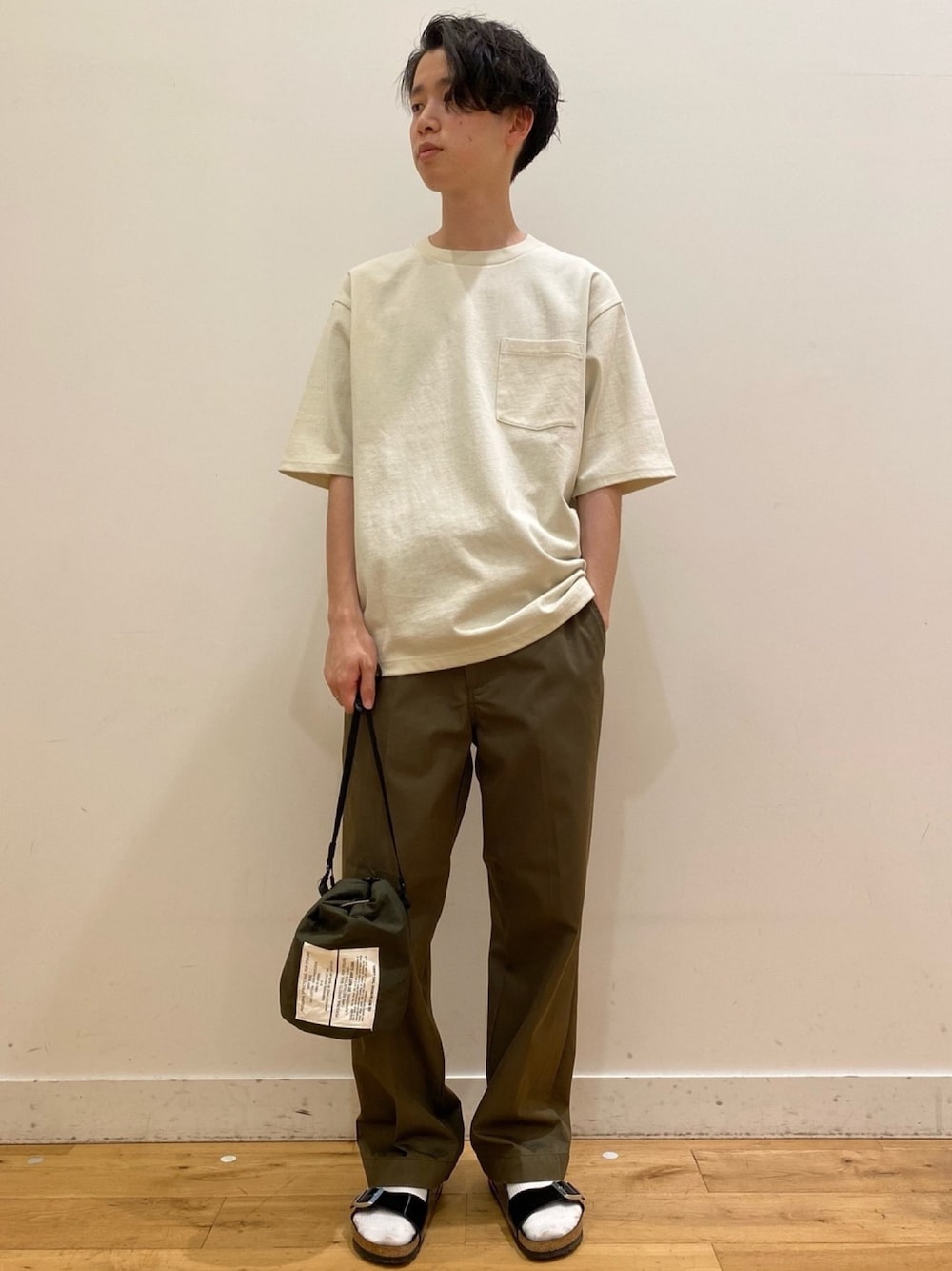 「URBAN RESEARCH DOORS、BURLAP OUTFITTER、birkenstock、半袖、チノパン、サンダル、ミリタリー、シンプルコーデ、カジュアルコーデ、大人カジュアル」｜「URBAN RESEARCH DOORSのUSAヘビーウェイト半袖Tシャツ（Tシャツ/カットソー、ホワイト系）」を使った、みよしさん（メンズ・167cm）の夏コーディネートの1枚目の写真