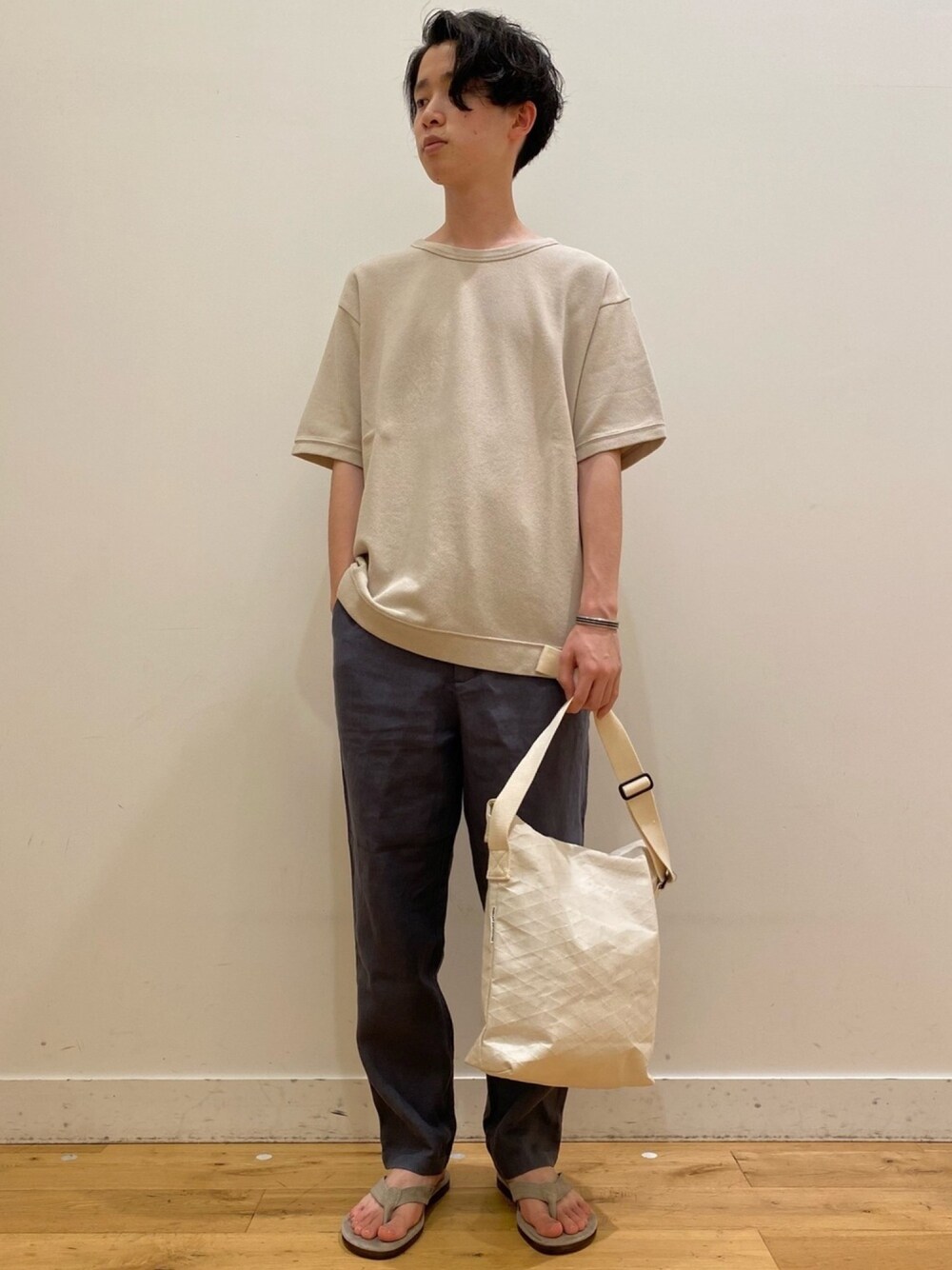 「URBAN RESEARCH DOORS、BURLAP OUTFITTER、Tシャツ、半袖、サンダル、リネン、リネンパンツ、シンプルコーデ、カジュアルコーデ、大人カジュアル」｜「URBAN RESEARCH DOORSの鹿の子ショートスリーブTシャツ（Tシャツ/カットソー、ベージュ系）」を使った、みよしさん（メンズ・167cm）の夏コーディネートの1枚目の写真