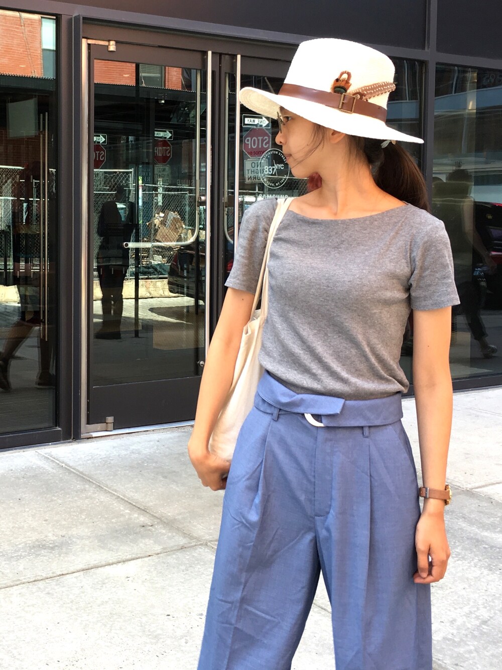 「chelsea、Manhattan、newyork、MZC」｜「MUJIのアイテム（エコバッグ/サブバッグ、ベージュ系）」を使った、MZ さん（レディース・160cm）の秋コーディネートの1枚目の写真