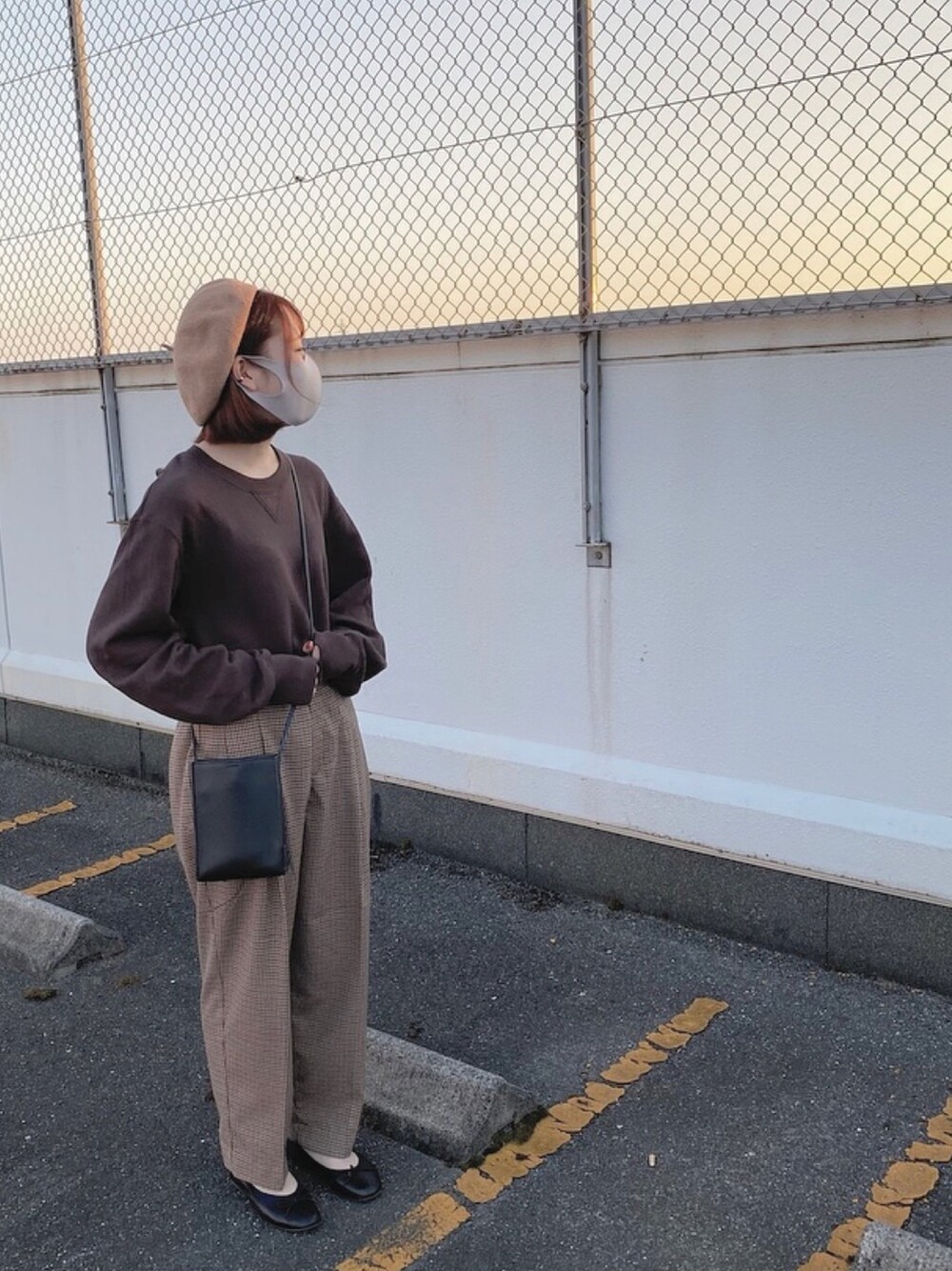 「今日のコーデ、秋コーデ、秋のマイ旬スタイル、シンプルコーデ、プチプラコーデ、ベレー帽、UNIQLO、ikka、GLOBAL WORK、Anello」｜「UNIQLOのアイテム（スウェット、ブラウン系）」を使った、も ぐさん（レディース・158cm）の秋コーディネートの1枚目の写真