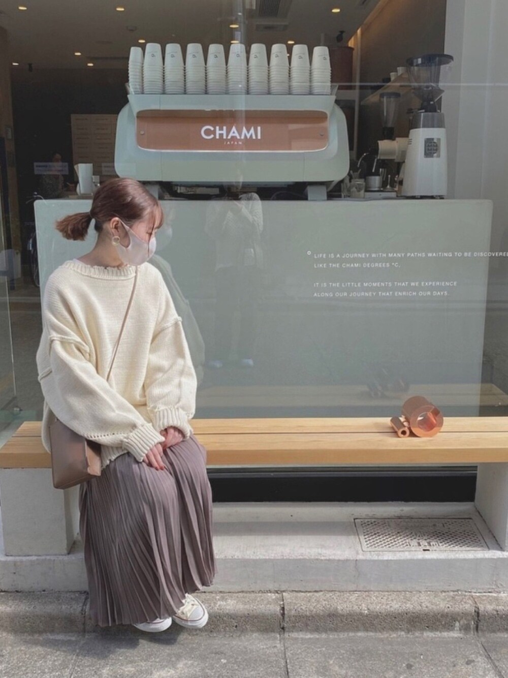 「オーバーサイズニット、サテン、秋のコーデ、ゆるコーデ、ビッグシルエット、シンプル、notch.、ikka、converse、プリーツスカート」｜「notch.のダメージ加工プルオーバーニット（ニット/セーター、ベージュ系）」を使った、も ぐさん（レディース・158cm）の秋コーディネートの1枚目の写真