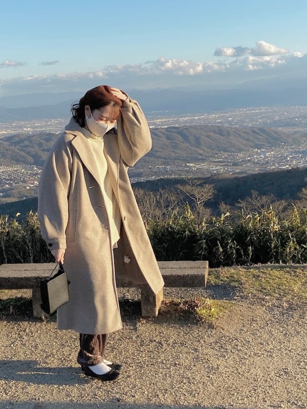 「ベージュコーデ、ロングコート、ブラウン、ボリューム袖、白ニット、ビッグシルエット、ベロアパンツ、バレエシューズ、notch.、ikka」｜「notch.のバックスリットコート（ステンカラーコート、ベージュ系）」を使った、も ぐさん（レディース・158cm）の冬コーディネートの1枚目の写真